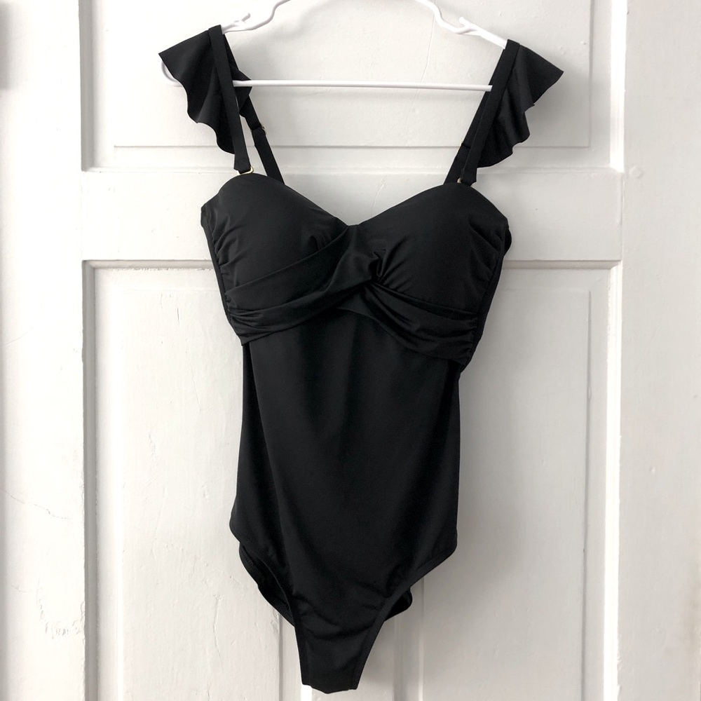Adjustable and removable straps
Smoothing with
Tummy Control
Chlorine resistant